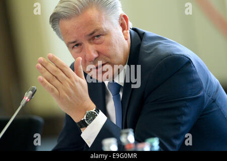 Berlino, Germania. 27 ott 2014. Berlino il sindaco Klaus Wowereit partecipa a una conferenza stampa in rosso il Municipio, Berlino, Germania, il Ott 27, 2014. Klaus Wowereit ha deciso di scendere dal suo post su dic. 11, anche se aveva ancora quasi due anni del suo mandato. Credito: Zhang ventola/Xinhua/Alamy Live News Foto Stock