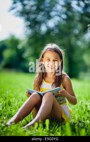 Bambina di cinque anni sulla natura Foto Stock