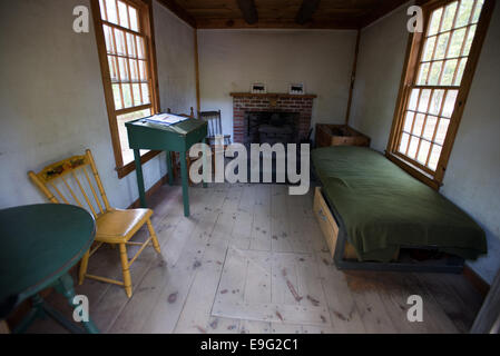 Vista interna della replica di Henry David Thoreau s house Walden Pond State Reservation Concord MA Massachusetts Foto Stock