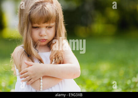 Ragazza con semi di girasole nel campo estivo Foto Stock