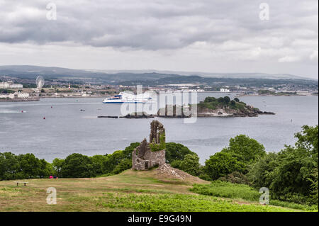 Mount Edgcumbe Folly (1747), Cremyll, Cornovaglia. Sullo sfondo, una nave della Brittany Ferries naviga dal porto di Plymouth, passando per Drake's Island Foto Stock