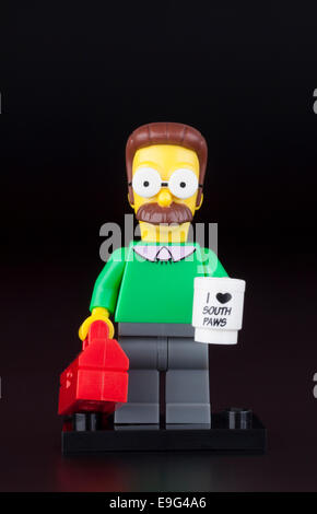 Tambov, Federazione Russa - Aprile 30, 2014 LEGO Ned Flanders minifigure con tazza e valigia rosso su sfondo nero. Foto Stock