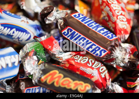 Paphos, Cipro - 19 dicembre 2013 Snickers, Marte, la Via Lattea, galassia, Bounty e Maltesers occhiolini candy heap. Foto Stock