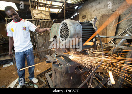 Macchinari in un workshop di metallo a Dar es Salaam, Tanzania Africa Orientale. Foto Stock