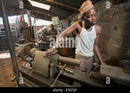 Macchinari in un workshop di metallo a Dar es Salaam, Tanzania Africa Orientale. Foto Stock