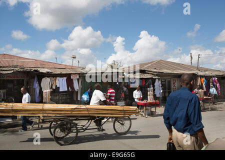 Strada trafficata scena in Dar es Salaam, Tanzania Africa Orientale. Foto Stock