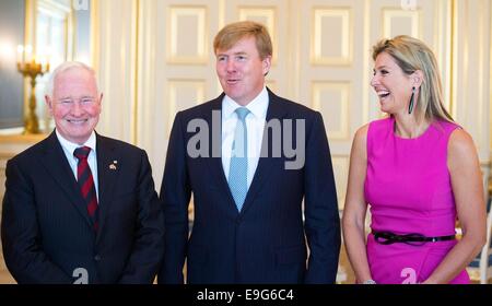 L'Aia, Paesi Bassi. 27 ott 2014. Olandese Willem-Alexander re e regina Máxima posano con David Johnston (L), Governatore Generale e Comandante in Capo delle forze armate del Canada nel corso di una udienza al Palazzo Noordeinde all'Aia, Paesi Bassi, 27 ottobre 2014. Credito: dpa picture alliance/Alamy Live News Foto Stock