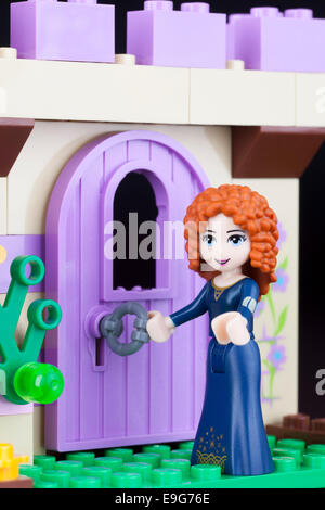 Tambov, Federazione Russa - Aprile 30, 2014 LEGO Disney Princess Merida minifigure castello aperta della porta. Studio shot. Foto Stock