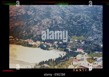Una fotografia aerea delle miniere di Knaben a Kvinesdal kommune, Norvegia. L'immagine cattura l'area mineraria da un angolo obliquo, evidenziando il paesaggio e le operazioni minerarie. Foto Stock