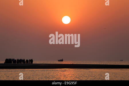 Alba sul mare a Kuakata, Bangladesh Foto Stock