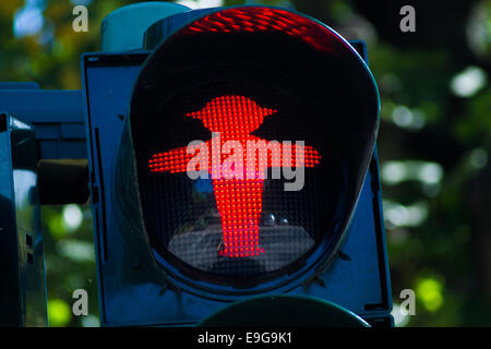 Red Ampel segno di traffico nella Germania orientale Foto Stock