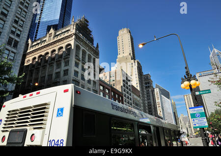 Chicago's Michigan Avenue con i pedoni e gli acquirenti. Foto Stock