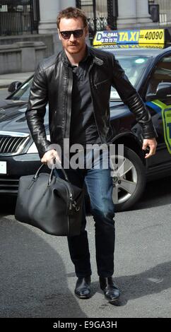 Attore Michael Fassbender arriva al suo hotel con suo padre Josef precedendo il film premiere di Frank stasera... Dotato di: Michael Fassbender dove: Dublino, Irlanda quando: 24 Apr 2014 Foto Stock