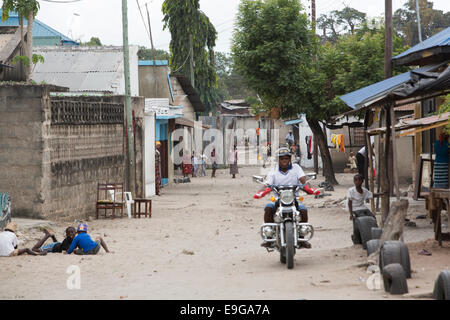 Strada trafficata scena in Dar es Salaam, Tanzania Africa Orientale. Foto Stock