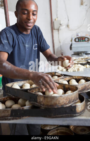 Panetteria commerciale a Dar es Salaam, Tanzania Africa Orientale. Foto Stock