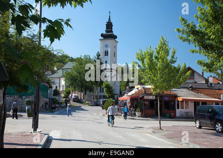 Crocevia e scene di strada dal centro città e chiesa Donji Milanovac SERBIA situato sulle rive del fiume Danubio Foto Stock