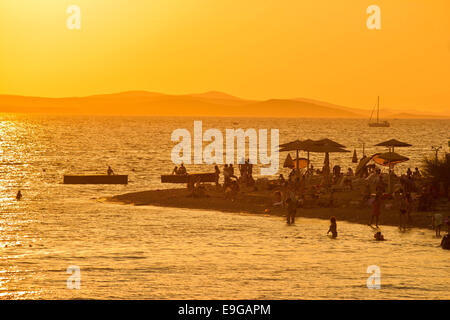 La gente sulla spiaggia sagome Foto Stock