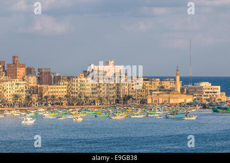 Vista del porto di Alessandria, Egitto Foto Stock