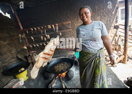 Frittura di pesce su un fuoco aperto a Moshi, Tanzania Africa Orientale. Foto Stock