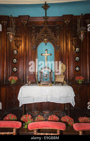 In pannelli di legno di cappella privata e altare dentro la casa coloniale storica, Casa Solariega de Aliaga, Lima, Peru, casa di Francisco Pizarro Foto Stock
