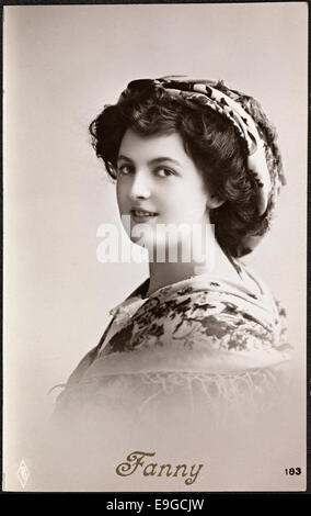Una cartolina vintage con Fanny, un'iconica figura di moda, pubblicata da Paul Fink. La cartolina cattura una donna alla moda con un abbigliamento elegante, rappresentativo delle tendenze della moda femminile dei primi anni del XX secolo. Foto Stock