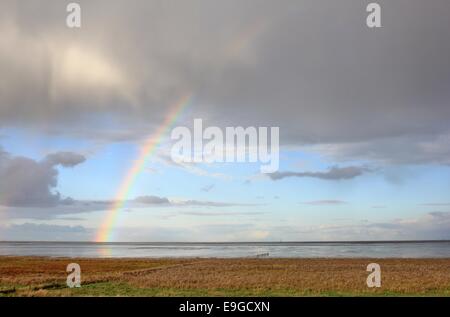 Rainbow oltre il mare di Wadden Foto Stock