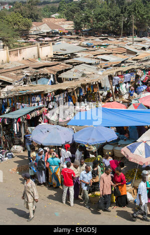 Affollato mercato e baraccopoli a Moshi, Tanzania Africa Orientale. Foto Stock