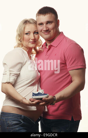 Felice giovane donna incinta con il marito Foto Stock