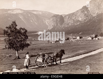 Questa fotografia di Axel Lindahl mostra le donne in costumi tradizionali nazionali a cavallo a Sætersdalen, una valle situata tra Valle e Bykle nella regione di Setesdal, Aust-Agder, Norvegia. La scena mette in risalto il patrimonio culturale e le bellezze naturali della zona. Foto Stock