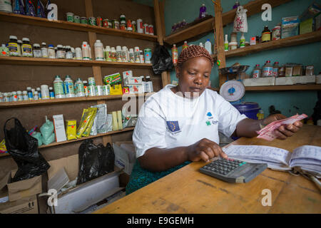Proprietario in un input agricoli shop ad Arusha in Tanzania, Africa orientale. Foto Stock