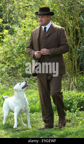 Membri del cast film scene per la nuova serie di Cavendish Abbey a Bampton dotate: Hugh Bonneville dove: Bampton, Regno Unito quando: 24 Apr 2014 Foto Stock