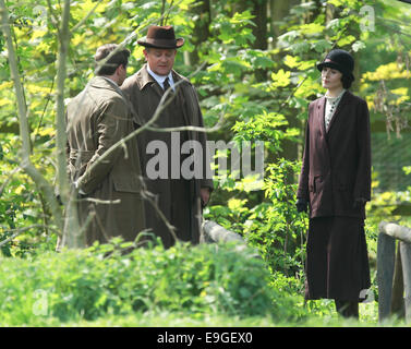 Membri del cast film scene per la nuova serie di Cavendish Abbey a Bampton dotate: Hugh Bonneville,Alan Leech,Michelle Dockrey dove: Bampton, Regno Unito quando: 24 Apr 2014 Foto Stock