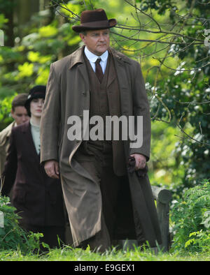 Membri del cast film scene per la nuova serie di Cavendish Abbey a Bampton dotate: Hugh Bonneville dove: Bampton, Regno Unito quando: 24 Apr 2014 Foto Stock