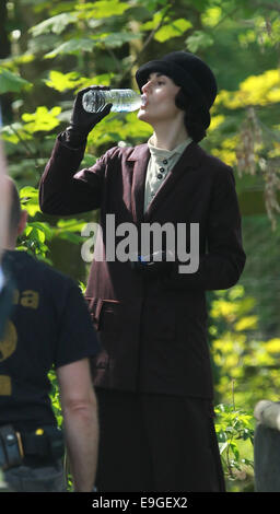 Membri del cast film scene per la nuova serie di Cavendish Abbey a Bampton dotate: Michelle Dockrey dove: Bampton, Regno Unito quando: 24 Apr 2014 Foto Stock