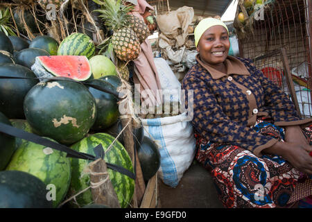 Fornitori nel mercato centrale ad Arusha in Tanzania, Africa orientale. Foto Stock