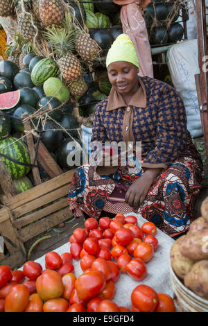 Fornitori nel mercato centrale ad Arusha in Tanzania, Africa orientale. Foto Stock