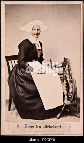 Questa foto con carta di visite mostra una donna di Birkeland, Bergen, che indossa un tradizionale abito folk norvegese di Hordaland. L'immagine, scattata da Marcus Selmer, mostra l'intricato lavoro manuale e il costume nazionale tipico della regione durante la fine del XIX secolo. Foto Stock