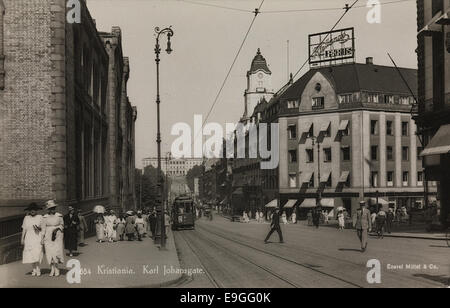 Una cartolina d'epoca da Kristiania (oggi Oslo), Norvegia, con Karl Johansgate, una delle strade principali della città. La cartolina mostra tram e monumenti importanti come lo Slottet (Palazzo reale) e Stortinget (Parlamento). Foto Stock