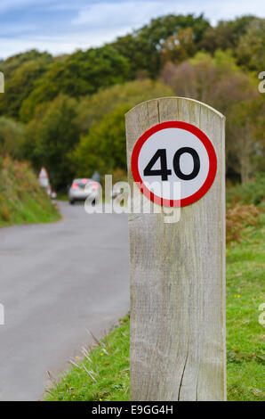 40 mph circolare su strada britannica segno su un montante in legno post Foto Stock