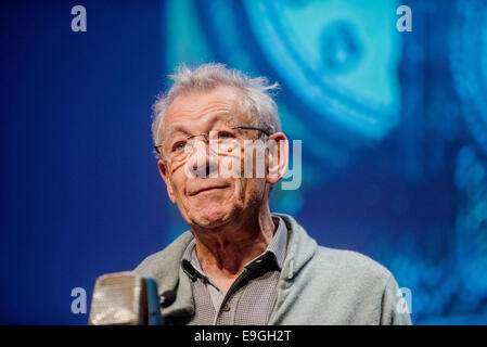 Swansea, Regno Unito. 27 ott 2014. Nella foto: Attore Ian McKellen Re: Dylathon evento per celebrare Dylan Thomas' compleanno centenario, al Grand Theatre, Swansea, Galles del Sud. Credito: D Legakis/Alamy Live News Foto Stock