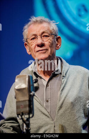 Swansea, Regno Unito. 27 ott 2014. Nella foto: Attore Ian McKellen Re: Dylathon evento per celebrare Dylan Thomas' compleanno centenario, al Grand Theatre, Swansea, Galles del Sud. Credito: D Legakis/Alamy Live News Foto Stock