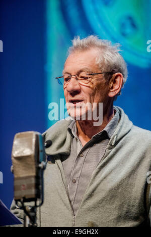 Swansea, Regno Unito. 27 ott 2014. Nella foto: Attore Ian McKellen Re: Dylathon evento per celebrare Dylan Thomas' compleanno centenario, al Grand Theatre, Swansea, Galles del Sud. Credito: D Legakis/Alamy Live News Foto Stock