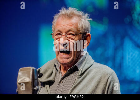 Swansea, Regno Unito. 27 ott 2014. Nella foto: Attore Ian McKellen Re: Dylathon evento per celebrare Dylan Thomas' compleanno centenario, al Grand Theatre, Swansea, Galles del Sud. Credito: D Legakis/Alamy Live News Foto Stock