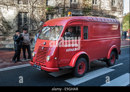 Old red fire motore Goélette Renault durante il Embouteillage de la Route Nationale 7, avviene per auto d'epoca a Lapalisse Foto Stock