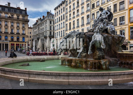 La Fontaine Bartholdi a La Place des Terreaux nella città di Lione, Rhône-Alpes, in Francia Foto Stock