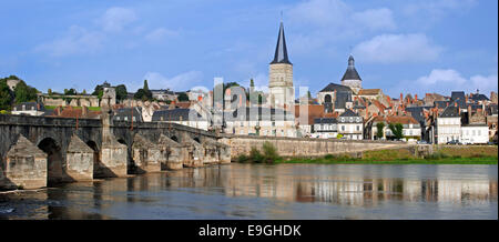 La Charité-sur-Loire lungo il fiume Loira, Borgogna, Nièvre, Francia Foto Stock