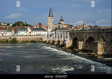 La Charité-sur-Loire lungo il fiume Loira, Borgogna, Nièvre, Francia Foto Stock