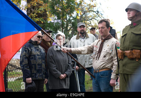 Hojna Voda village, Repubblica Ceca. 27 ott 2014. Il monumento in memoria di cecoslovacco di WWII pilota nella Royal Air Force britannica (RAF) Frantisek legante è stata svelata in Hojna Voda village, Novohradske montagne, Repubblica ceca, 27 ottobre 2014. Credito: CTK/Alamy Live News Foto Stock