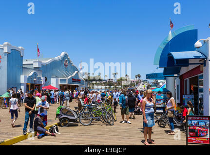 Una folla di persone sul molo di Santa Monica, Los Angeles, California, Stati Uniti d'America Foto Stock