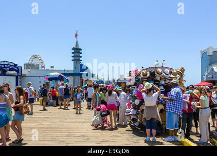 Una folla di persone sul molo di Santa Monica, Los Angeles, California, Stati Uniti d'America Foto Stock